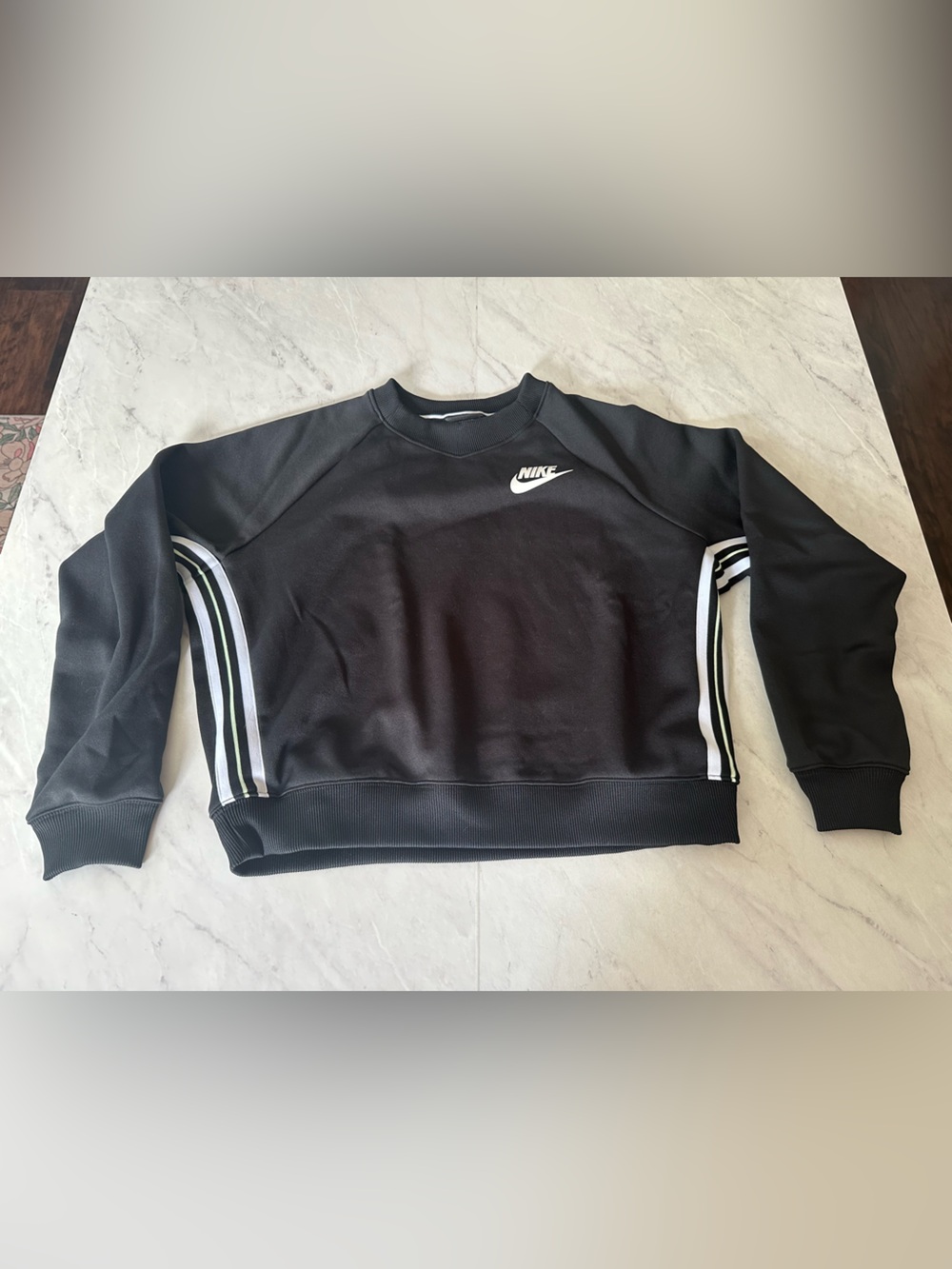 Nike women’s Black cropped Crewneck Sweatshirt Side Stripe sz medium activewear